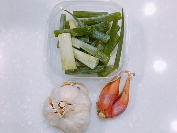 接下來放入蒜頭、紅蔥頭、青蔥至鍋中