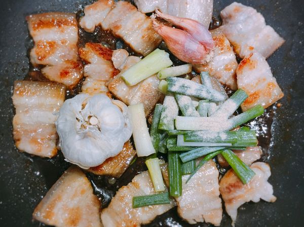 然後加入醬油5大匙、白胡椒少許