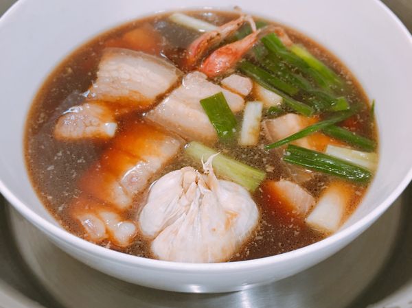 於煎炒鍋中盛起已調味好的滷肉，建議放入有深度的瓷器湯碗或不鏽鋼器皿中