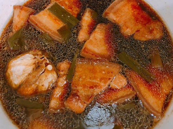 接下來放入電鍋中，外鍋請放2杯米杯的水量，待電鍋開關調跳起即可