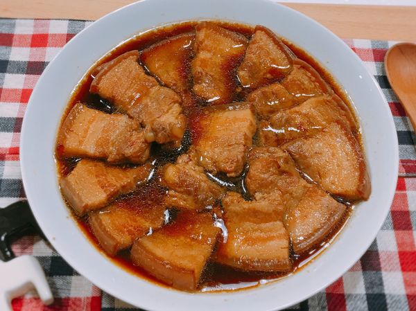 光亮軟嫩的五花滷肉就完成了