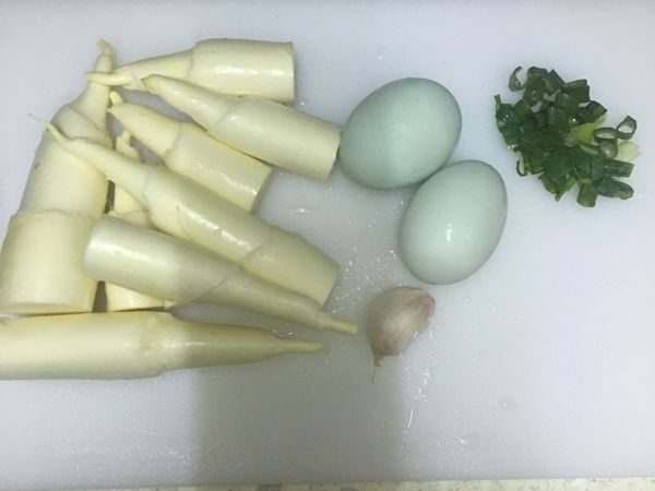 皎白筍去殻洗淨；蒜洗淨；蔥洗淨切花；