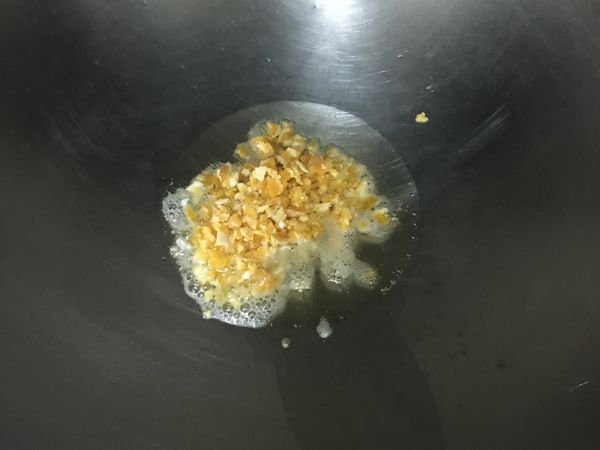 開中火，鍋內放適量的油，放入蛋黃；