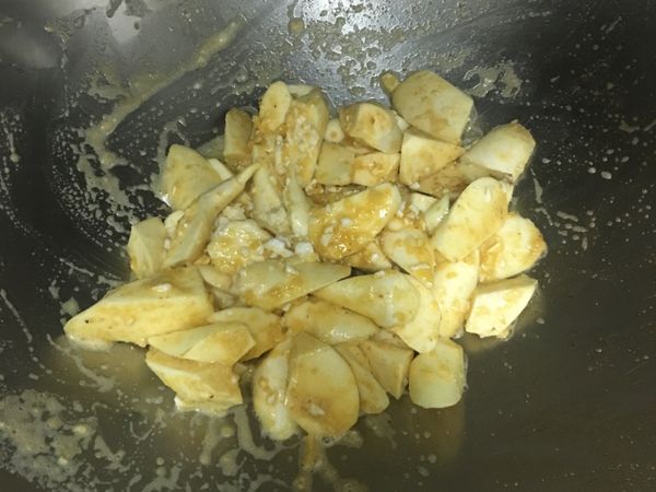 帶蛋黃泡炮呈金黃色，放入蒜末炒香；接著放入蛋白和皎白筍拌炒均勻；