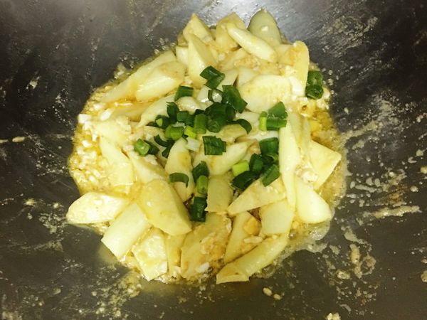 待湯汁收到差不多了，下蔥花拌勻即可；如買到的鹹蛋較不鹹，則請斟酌的下少許鹽喔～