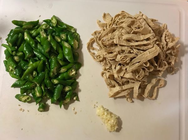 處理食材
小青椒斜切切丁、腐竹切絲、大蒜切末
