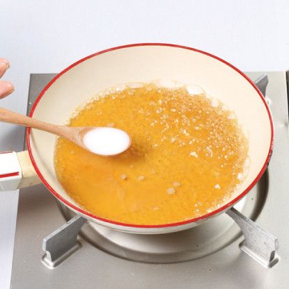 湯鍋中放入檸檬醬的材料熬煮至濃稠。將肋脊肉、蔬菜絲和檸檬片裝盤，最後加上檸檬醬、裝飾薄荷即可。