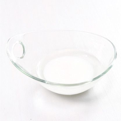 太白粉和水拌勻後靜置2小時，倒掉上面清水，只留下底部沉澱的太白粉。