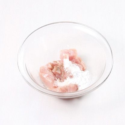 垂直肋脊肉的紋理下刀，切成1.5公分的小塊後，加入醃醬材料揉勻醃漬。