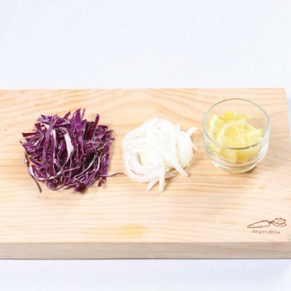 紫高麗菜洗淨、洋蔥去皮均切成絲；檸檬洗淨、切片後再切成4等分。