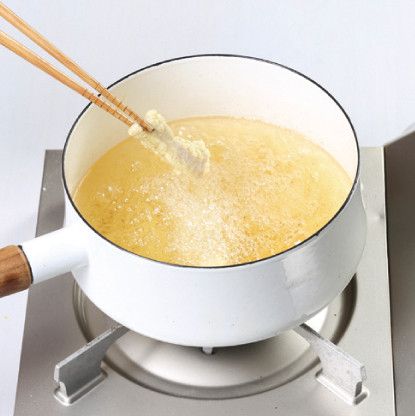 油炸鍋中倒入食用油，把油加熱到放入麵衣會浮起時，放里肌肉下去油炸。等肉熟透撈出放到完全變涼，要吃之前再炸一次，口感會更酥脆。