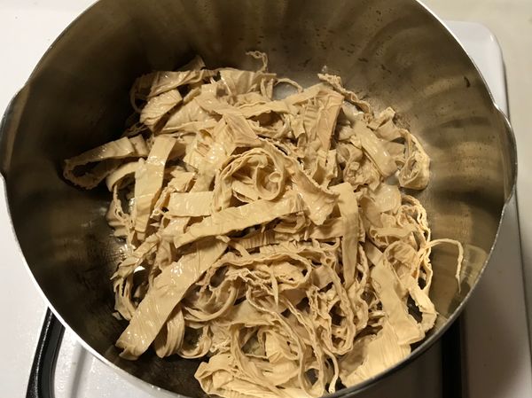 加腐竹絲下去稍微拌炒