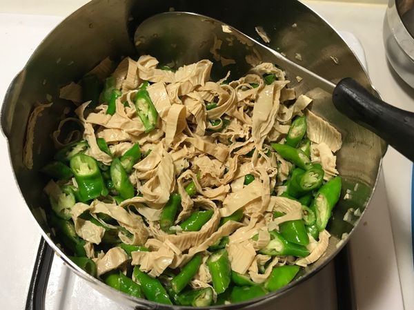 再添加小青椒拌炒