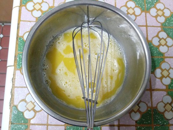 蜂蜜、糖、全蛋拌至糖溶化