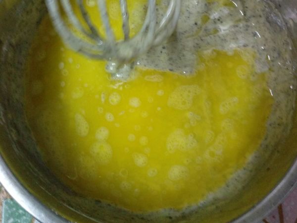 奶油分3次加到麵糊裡，每次都要充分吸收了，才可以再加奶油