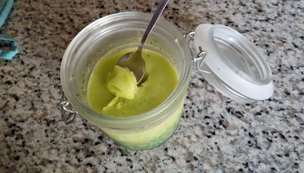 這是放冰箱冷藏一天後的抹醬，品質好的初榨橄欖油會凝固，但還是很柔軟，可輕易的挖起。