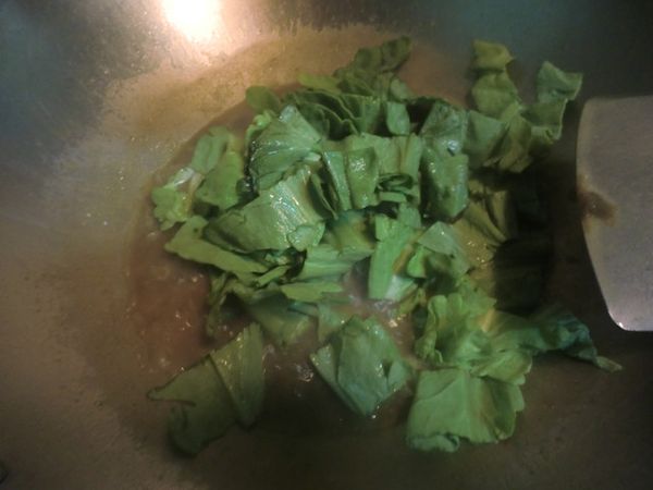 步驟5 加入適量的蔬菜悶熟~