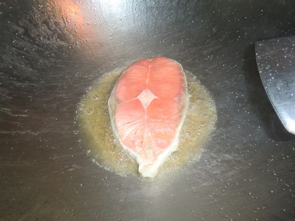 步驟8 也可以擺飾，加入鮭魚煎熟即可!