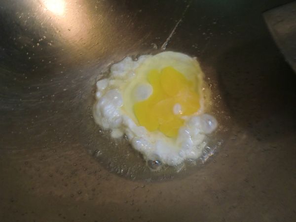 步驟9 在添加一顆荷包蛋~ 煎熟就可~