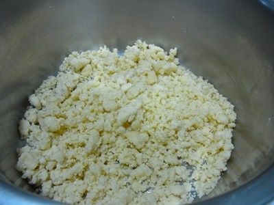 先做奶酥：將[奶酥層]所有材料放一個大盆(碗)中，用雙手搓幾分鐘後，變成小結塊，放冷藏備用。