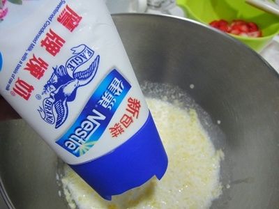 [年糕層]奶油融化降溫後加入鮮奶、鷹牌煉乳、糖拌勻。