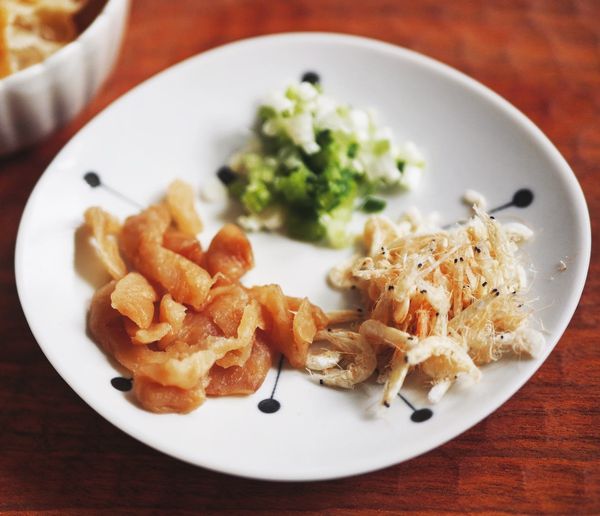 備料：蝦皮用水稍微沖洗，瀝乾備用。蘿蔔乾用小杯子裝熱水沖淡鹹味，然後瀝乾、切碎。切適量蔥花。