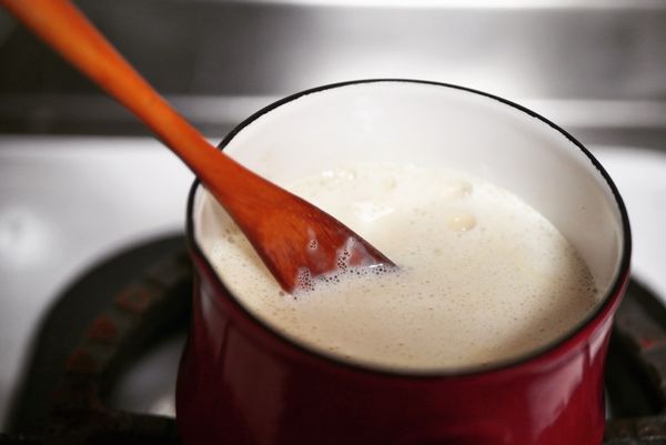 將豆漿煮沸：用牛奶鍋煮清漿，沸騰後直接往前個步驟的碗裡沖，豆漿遇到醋會凝結成豆花狀。