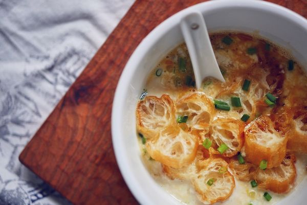 上桌：這個時候，撒上蔥花，加入剪好的油條，再點幾滴香油，喜歡辣再加辣油，就大功告成了。