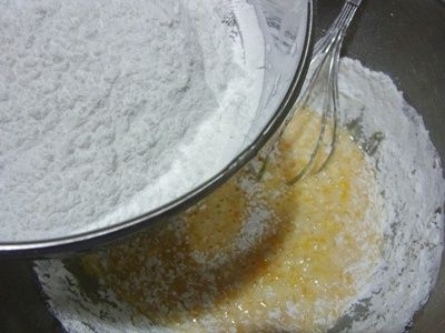 分次篩入麵粉攪拌均勻成麵糊