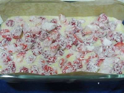 草莓預先洗淨、擦乾水分、切小塊拌入糯米粉後，輕輕放在麵糊上。