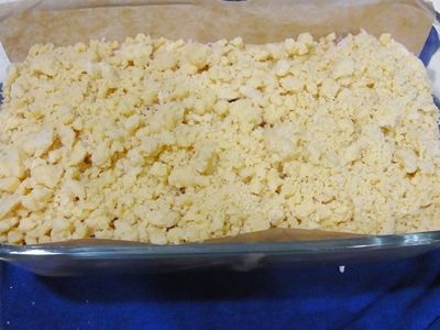 取出冷藏的奶酥平均撒在草莓層上。烤箱預熱175度烤50分鐘。