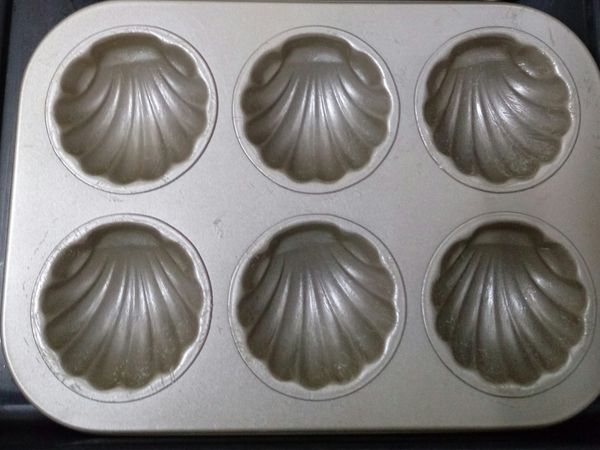 麵糊取出放室溫30分鐘，烤箱預熱上火150度下火150度， 烤模抹油