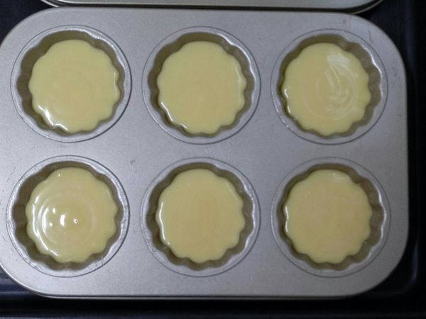 麵糊用湯匙或擠花袋，擠至7~8分滿