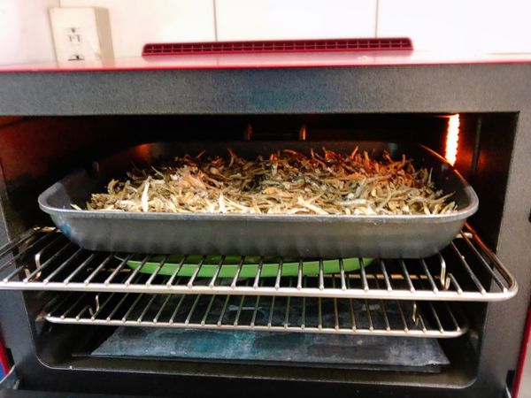 (1)丁香魚洗舖上耐熱烤盤中
(2)將調味料也倒入丁香魚烤盤中翻炒
(3)食材準備好先入水波爐炒15分