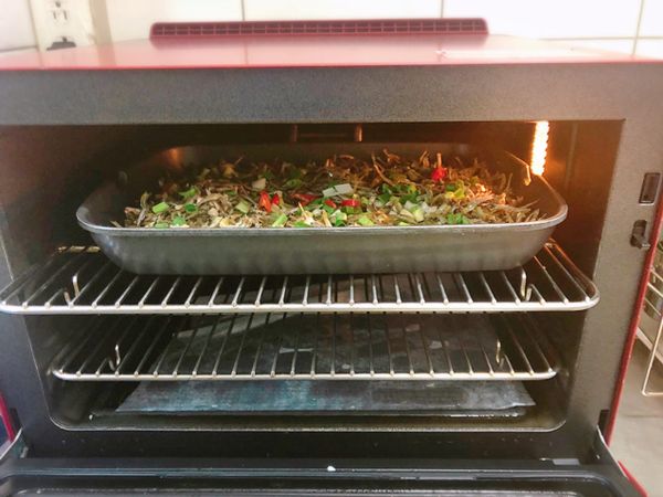 (1)行程進行到一半請取出爐翻炒再入爐
(2)最後行程剩1分鐘再放蔥末、生紅辣椒提味