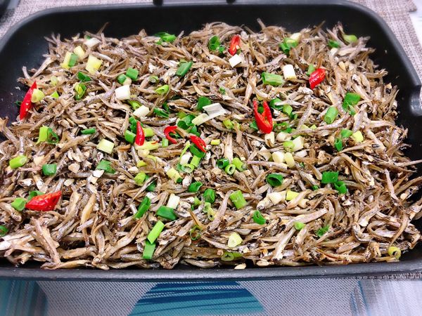 有加蔥蒜醬的丁香魚可去除腥味，出爐前在撒上蔥末更加提味~~