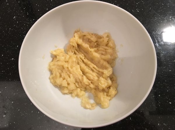 用叉子將香蕉壓成泥

*選用外表有黑斑已熟透的香蕉會比較好壓成泥，甜度也會比較夠