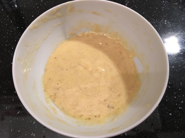 麵粉過篩加入攪拌均勻

*麵粉的量視香蕉和蛋的大小調整，加至麵糊稠度剛好即可