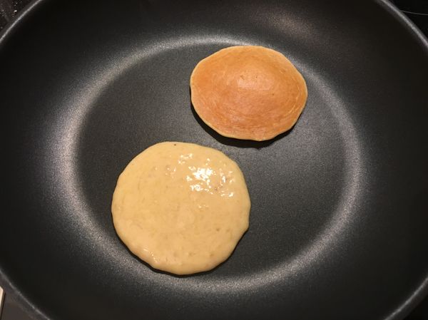 將平底鍋熱鍋，倒入適量麵糊，用中小火煎至鬆餅邊緣麵糊凝固，且煎的面焦黃即可翻面

*鍋要先熱夠熱才會煎的漂亮且不沾黏