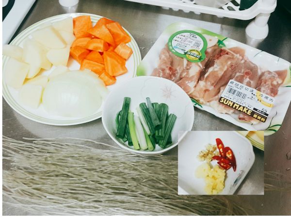馬鈴薯、紅蘿蔔切滾刀，洋蔥切塊

帶骨雞腿排全聯購買（切適量大小）
雞肉先川燙一下

蔥切段、薑末、蒜末、辣椒斜切片

韓國冬粉要先用水浸泡軟，再剪成適當長度
