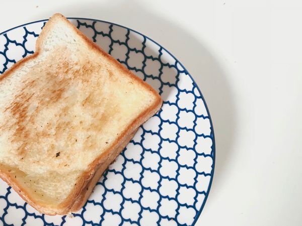 先烤土司，烤完後加上起司片跟幾匙鮪魚，再對切變三角形三明治。