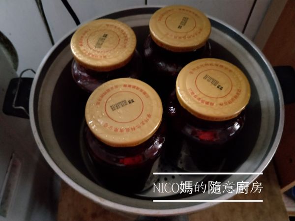 洛神花蜜餞用玻璃瓶裝瓶的好處就是！熟成後可放入電鍋蒸個15~20分，也可順便消毒殺菌！！