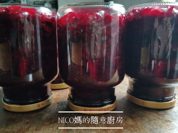 蒸好後拿出倒扣放涼（熱漲冷縮）可變成真空裝態！方便放常温下保存比較不佔冰箱空間，只有開過未食用完才需放冷藏保鮮