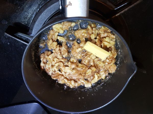 核桃拌均後加入奶油後收汁就行了
這動作小心燒焦