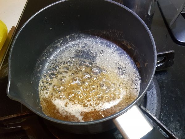 糖和水溶化<小火>後加入核桃