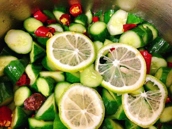 將步驟一的鹽份洗掉瀝乾水分 
加入所有調味料醃製