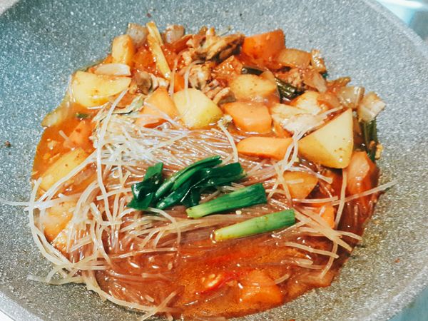⭕食材已軟後，加入冬粉燉煮5-10分，自己決定冬粉口感。

⭕此時再一起加入蔥綠和剩下的辣椒。