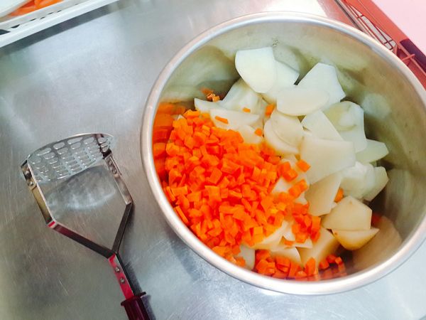 馬鈴薯和紅蘿蔔一起蒸
外鍋放2杯水
跳起來可再悶一下，之後趁熱壓成泥，可不要全壓很泥，留一些口感。