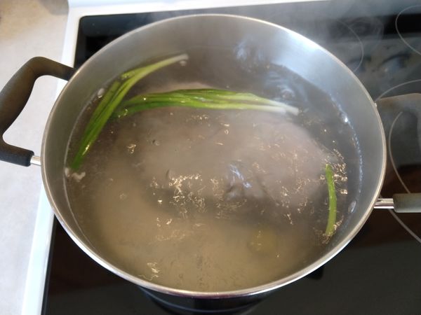 裝一鍋冷水加入半塊薑, 3根青蔥, 豬肩肉, 煮到沸騰後續煮15分鐘.