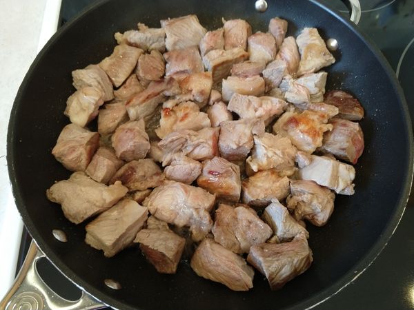 將豬肉撈出洗淨, 放在冷水中冷卻後, 切成一口大小. 把鍋燒熱, 放一點油, 將豬肉煎至2面焦黃.